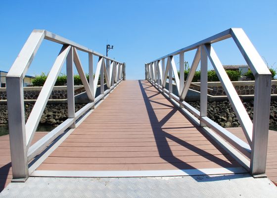 사용자 정의 가능한 옵션 해상 알루미늄 통로 용량 300kg/sqm 로딩 용량 떠있는 도크 폰톤 사용